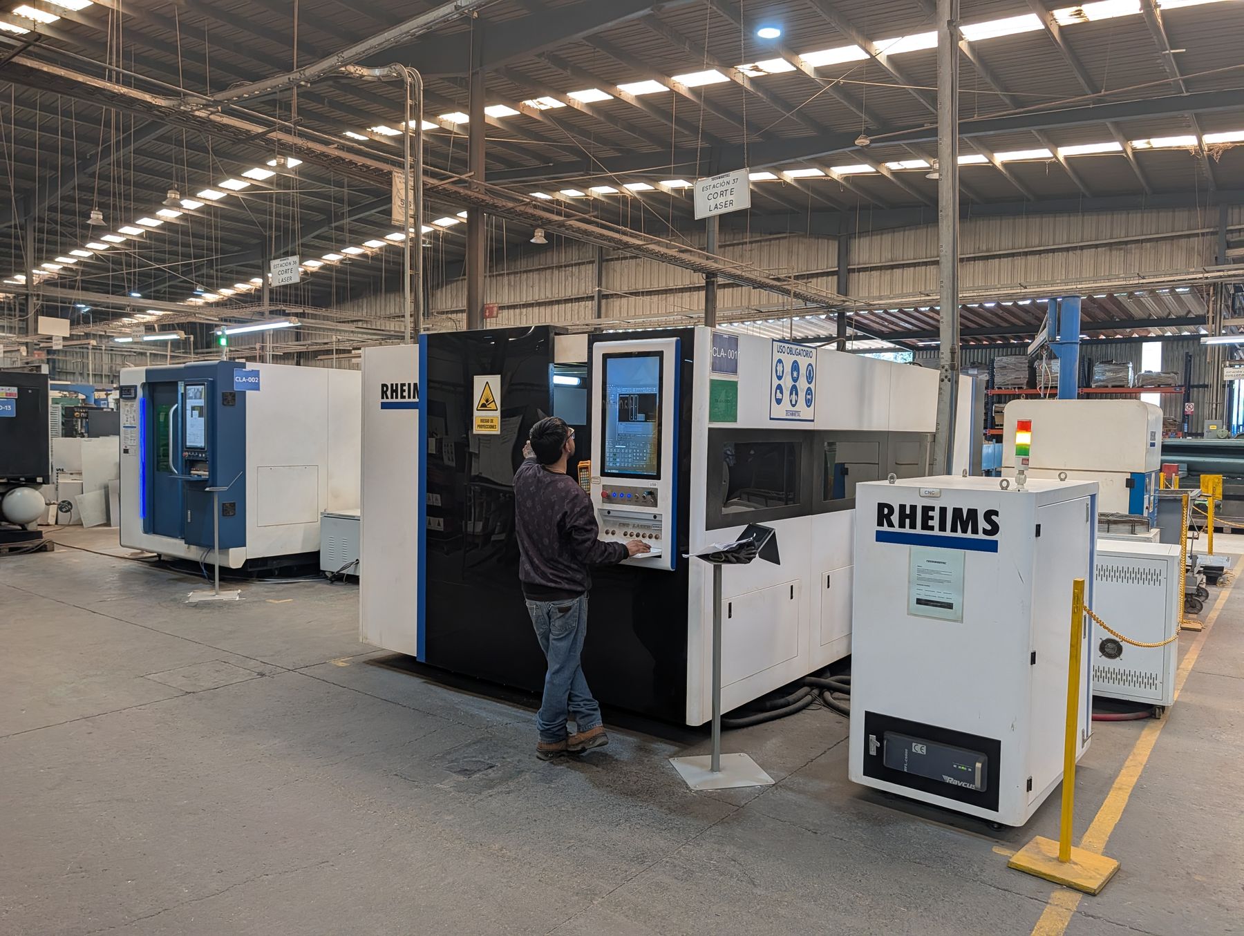 Operador en máquina de corte láser en la planta Tecnometal