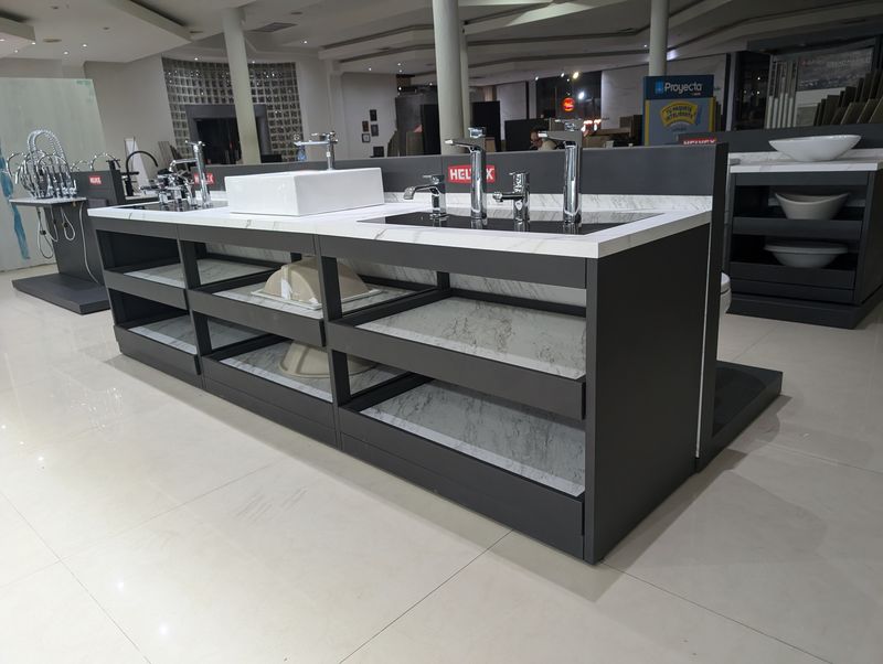 Island displaying washbasins and faucets