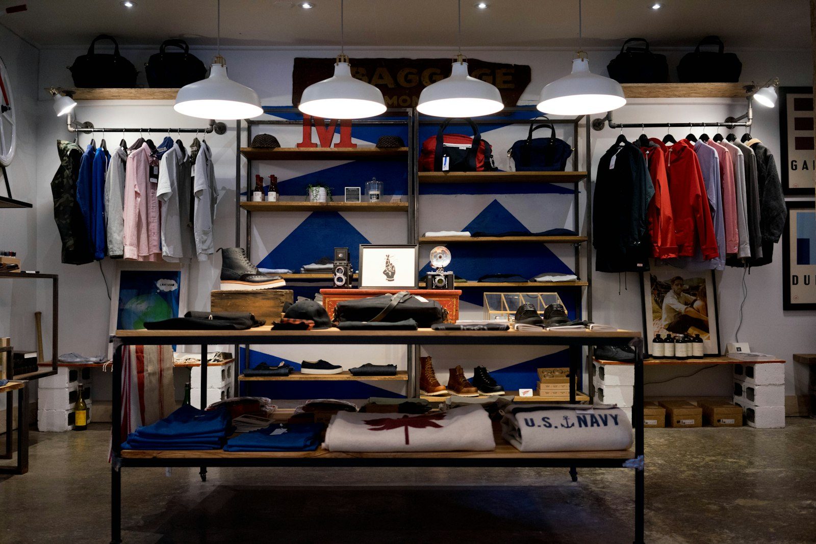 Interior de tienda retail moderna con mobiliario de exhibición